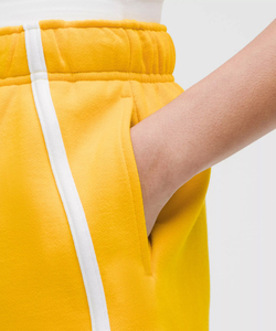 Short cargo sportif jaune avec bordure blanche, taille mi-haute, tricoté, respirant, coupe régulière, pour femme, délavage foncé, avec ceinture - Product Image 5