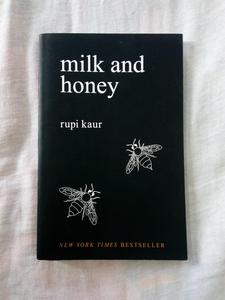 Leche y miel de Rupi Kaur, libro en inglés con tapa blanda, libro de poesía moderna y poemas emocionales - Product Image 4