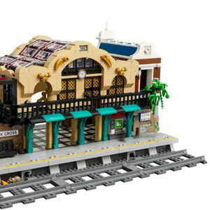 ตัวต่อแบบโมดูลาร์รุ่นใหม่ปี 2025 รหัส 910034 ชุดสถานีรถไฟพร้อมวิวถนน ของเล่นตัวต่อ DIY ของขวัญสำหรับเด็ก - Product Image 4