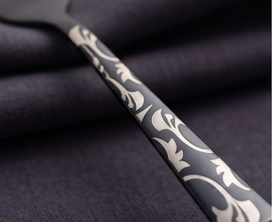 Ensemble de couverts élégants en métal noir avec manche à motif floral blanc, compatibles lave-vaisselle, pour mariage, hôtel et fête - Product Image 2