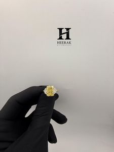 Bague de fiançailles de luxe en or jaune 14 carats avec diamant de laboratoire jaune vif taille radiant et trois pierres, ornée d'un diamant demi-lune - Product Image 2