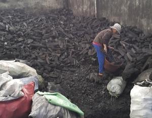 ถ่านแม่มุกที่เชื่อถือได้สำหรับบาร์บีคิวสีดำที่สมบูรณ์แบบถ่านมอระกู่ทำจากไม้เนื้อแข็งกะลามะพร้าวแบบแท่ง - Product Image 6