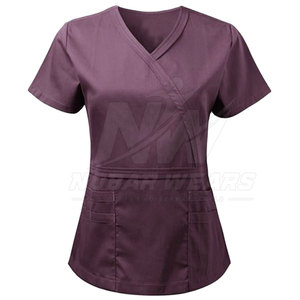 Tenue médicale premium pour femme : Blouse et pantalon respirants et extensibles avec poches fonctionnelles - Product Image 5