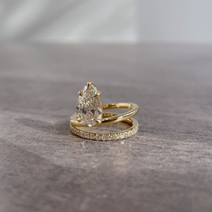 แหวนหมั้นทรงปรินเซสคัท เพชรเพาะเลี้ยงทรงปรินเซสคัท ทองคำแท้ 14k สีเหลืองทอง ดีไซน์กรงเล็บสามขา วงแหวนเชฟรอน - Product Image 4