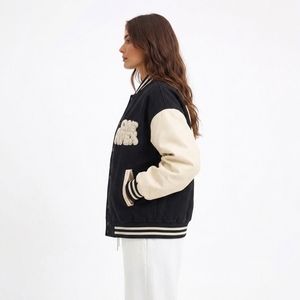 Chaqueta Letterman Negra Personalizada para Mujer con Mangas Color Crema, Chaqueta Bomber Bordada Estilo Urbano - Product Image 3
