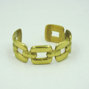 Bracelet manchette à maillons épais en laiton fait main – Jonc ouvert doré style brutaliste – Bijou audacieux à motif géométrique pour femme - Product Image 5
