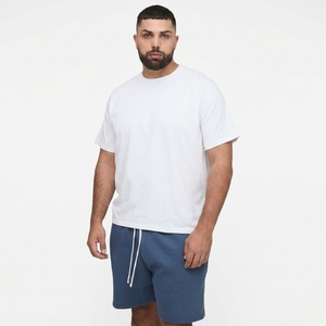 เสื้อยืดคอกลมสีขาวสำหรับผู้ชายพร้อมกางเกงขาสั้นสีน้ำเงินแบบมีเชือกผูก ชุดลำลองฤดูร้อน สีพื้น ผ้าฝ้ายระบายอากาศได้ดี ขายส่ง - Product Image 1