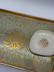Bandeja rectangular de metal dorado con impresión digital de caligrafía árabe de lujo, ideal para eventos, mesas de buffet y presentaciones en el hogar. - Product Image 2