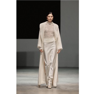 Nuevas blusas y tops para mujer, ecológicos, GISELLE TOP, brillantes, con decoración de encaje ecológico, de WhiteAnt Vietnam. - Product Image 2