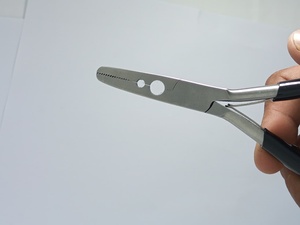 Pinzas de Alta Calidad para Extensiones de Cabello con Punta de Aguja, Acabado Dall, Acero Inoxidable Alemán, con Mango de PVC - Product Image 2