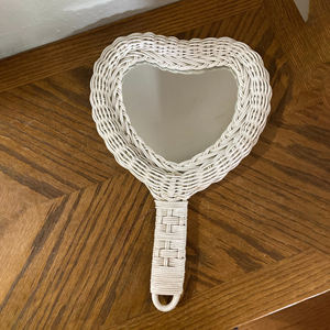 Miroir à main portable en osier naturel en forme de coeur pour enfants miroirs à main compacts en rotin pour bébés enfants - Product Image 1