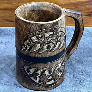 Mug en bois d'inspiration vintage avec gravure florale et sangle en métal noir, fait main, style moderne - Product Image 3