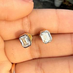 Boucles d'oreilles clous en diamant de laboratoire taille émeraude 2.00ctw, serties clos en or 14K, solitaires minimalistes, cadeau idéal pour mariages, anniversaires et soirées - Product Image 2