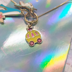 Collar de Cuento de Hadas Encantador con Triple Dije, Diseño de Zapatilla, Carruaje de Calabaza y Motivos de Unicornio, Esmalte Vibrante - Product Image 3