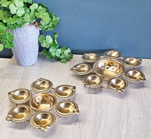 Clásico Tazón Urli de Metal Chapado en Oro con Forma de Loto para Decoración India, 7 Pulgadas, Entrega Rápida, Navratri, Diwali, Boda - Product Image 1