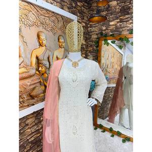 Vêtements traditionnels chinois de créateur - Haut, bas et dupatta brodés pour les fêtes - Product Image 5