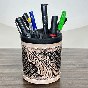 ที่ใส่ปากกาและดินสอหนังแท้ทรงกลม ดีไซน์พรีเมียม ตกแต่งด้วยมือ งานแฮนด์เมดสไตล์ตะวันตก สำหรับจัดระเบียบโต๊ะทำงาน ใช้ได้ทั้งที่ออฟฟิศและที่บ้าน - Product Image 4