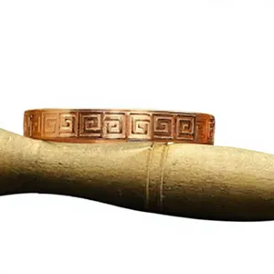 Bracelet manchette ouverte en cuivre pur, motif clé grecque gravé, motif géométrique meander sculpté, cuivre massif - Product Image 2