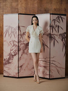 Hermoso vestido WHITE LOTUS con escote de encaje tipo capa _ vestido corto de corte en A, favorecedor con cortes definidos, marca local de Vietnam, alta calidad. - Product Image 2