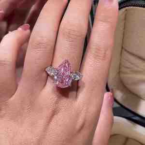 Bague de Mariage de Luxe Vintage en Or 9K Plaqué Rhodium avec Diamant de Laboratoire Poire 8 Carats Brillant VS1 et Diamants Latéraux Certifiée IGI - Product Image 4