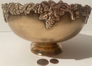 Vente en gros : Plat de table de luxe en métal, motif raisin gaufré, artisanal en aluminium et laiton, idéal comme plateau à fruits ou centre de table. - Product Image 6