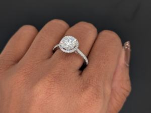 Bague de Fiançailles et de Promesse de Luxe en Or Blanc 14K Massif avec Diamant de Laboratoire Taillé de 2,30 Carats, Sertie en Halo à Griffes, Clarté VVS1-VVS2, Certifiée IGI - Product Image 6