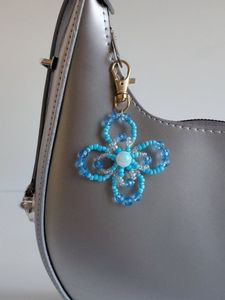 Magnifique porte-clés brodé de perles avec détails faits à la main pour la décoration de sacs et de clés - Product Image 6