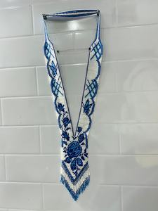 Collier artisanal en perles avec motif floral de rose bleue, porté par une femme élégante, mettant en valeur la maîtrise artisanale traditionnelle. - Product Image 5