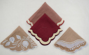 Serviettes carrées en lin brodées, 3 pièces, décoration de table classique faite à la main, beige et rouge avec bord festonné - Product Image 4