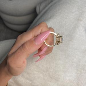 Anillo de Compromiso con Diamante de Corte Esmeralda Certificado por IGI de 10 Quilates, Tres Esmeraldas Laterales, Oro Blanco de 18k - Product Image 1