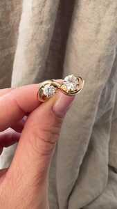 แหวนเพชรสองเม็ด 1.40 กะรัต เพชรเลี้ยงในห้องปฏิบัติการ ทองคำแท้ 14K 18K ดีไซน์คลื่นออร์แกนิก สำหรับผู้หญิง ขายส่งจากโรงงาน - Product Image 4