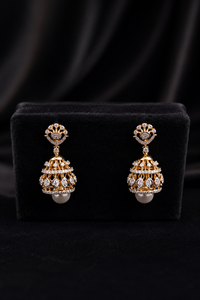 Boucles d'oreilles pendantes fines couleur or avec perles et strass, bijoux d'oreille tendance pour fêtes et mariages - Product Image 2