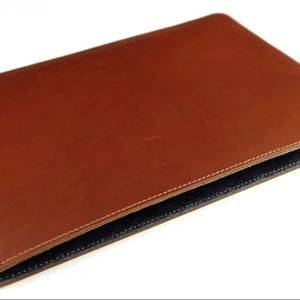 Funda Protectora para Portátil de Cuero Genuino con Sistema de Transporte con Correa, para Trabajo y Viajes de Negocios LS-0234 - Product Image 1