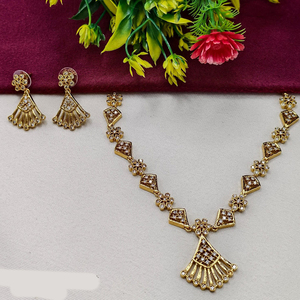 Ensemble collier et boucles d'oreilles géométriques élégants plaqués or avec cristaux et strass JeweleMarket |   Bijoux de mariée indiens - Product Image 1