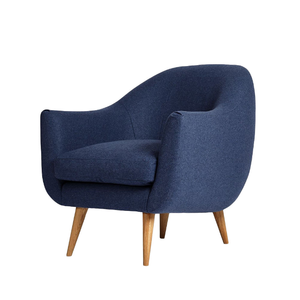 Un fauteuil de style Mid-Century Modern, recouvert de tissu bleu, avec des accoudoirs incurvés et des pieds en bois inclinés. - Product Image 3