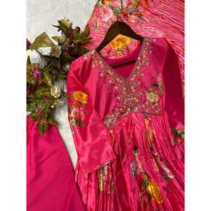 DESIGNER CHINON IMPRIMÉ AVEC BRODERIE SÉQUENCE TRAVAIL ALIA CUT ROBE BAS AVEC DUPATTA ROSE - Product Image 4