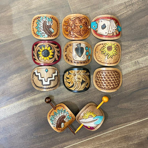 Nouveau peint à la main en cuir véritable usiné Barrette à cheveux avec bâton en bois élégant Vintage Spade Print personnalisé Messy Bun Accessoires - Product Image 3