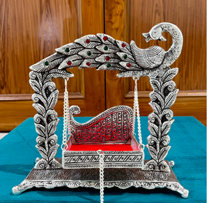 Nouveauté : Célébrez la saison des monsoons divins avec élégance grâce à cette balançoire Jhula en argent plaqué, fabriquée à la main, en forme de paon. - Product Image 3