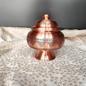 Sucrier décoratif artisanal noir et cuivre, avec piédestal floral artistique, pour bonbons, décoration de table et événements - Product Image 4