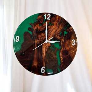 Horloge murale en bois et résine époxy vert forêt, faite à la main, bord brut, art mural unique, décoration rustique, horloge en bois et résine unique - Product Image 4