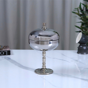 Moderno y Lujoso Tarro de Dulces de Acero Inoxidable con Acabado Espejo y Tapa Metálica, Elegante Contenedor de Dátiles con Pedestal para Decoración de Ramadán - Product Image 3