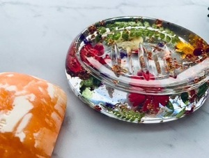 Porte-savon carré en résine écologique et résistant à l'eau ILAHI – Moderne, personnalisable, idéal pour les fêtes et le shopping - Product Image 4
