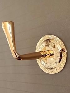 Gancho de pared dorado de calidad premium, elegante colgador de metal adecuado para accesorios de baño, batas y decoración interior moderna. - Product Image 3