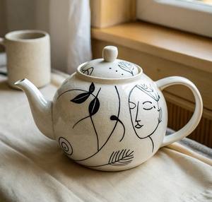 Tetera con diseño artístico, boquilla de vertido suave, mango de agarre cómodo, cuerpo que retiene el calor, perfecta para servir té - Product Image 1