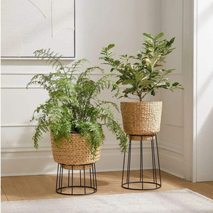 Pot de fleurs en jacinthe d'eau écologique en gros avec pieds en métal, support de plante tressé en osier pour la maison et le jardin - Product Image 1