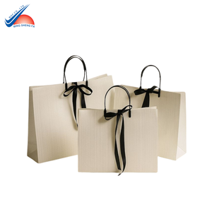 Bolsa de Regalo de Papel Impresa Personalizada con Asa de Cinta |   Empaquetado de Alta Gama - Product Image 1