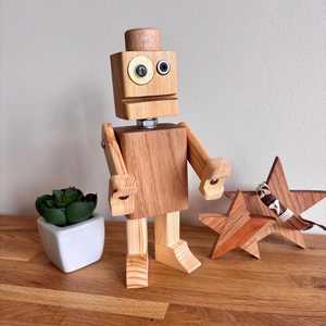 Statue de robot artisanale en bois, figurine décorative en bois naturel pour l'étagère du salon et les cadeaux - Product Image 4