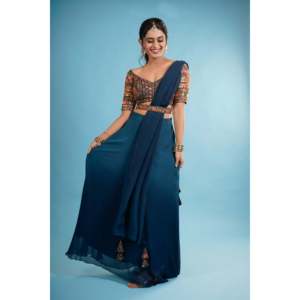Chemisier en coton brodé bleu Noor avec dos ouvert pour mariage, style ethnique traditionnel indien pakistanais, coupe courte type lehenga pour femme - Product Image 2