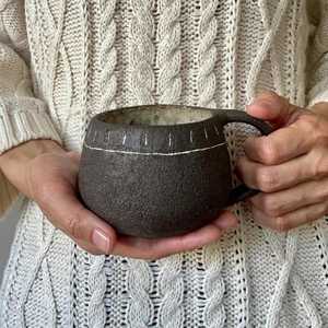 Ensemble de tasses à café de bureau en grès japonais vintage, tasse à cappuccino et soucoupe à thé du soir par Universal Overseas - Product Image 1