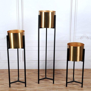 Jardinière en métal design avec support, reflétant un goût raffiné, offrant une forme élégante et une robustesse fonctionnelle - Product Image 1